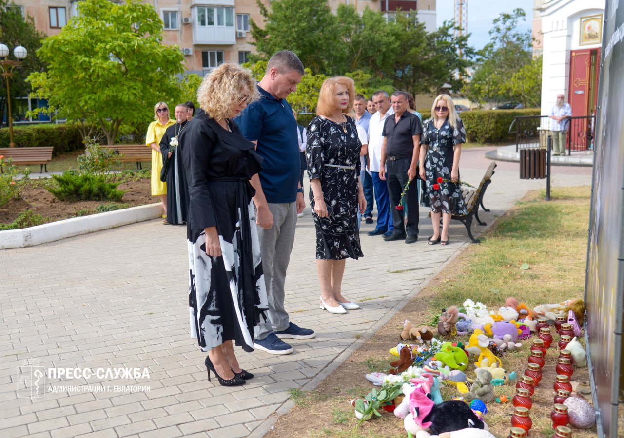 В Евпатории прошла акция, посвященная Дню памяти детей – жертв войны в Донбассе