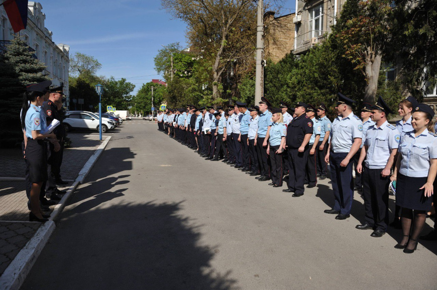 В Евпатории прошел строевой смотр личного состава полиции и служебного автотранспорта