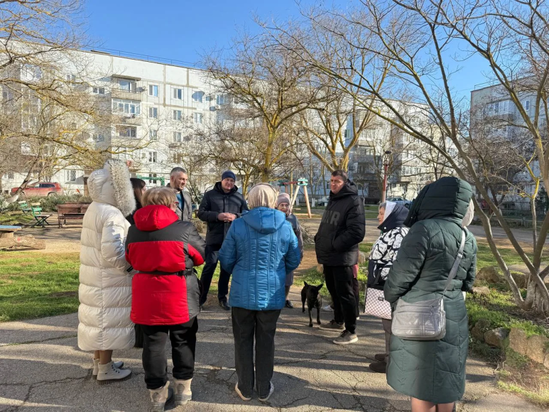 Александр Юрьев в Мирном пообщался с жителями многоквартирных домов
