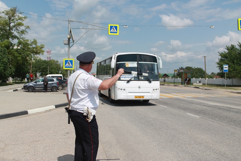 Инспекторы ГИБДД Евпатории проверяют соблюдение требований к перевозке пассажиров 