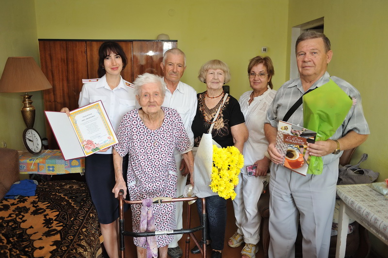 Евпаторийские полицейские поздравили со 102-летием ветерана МВД Анну Малыгину