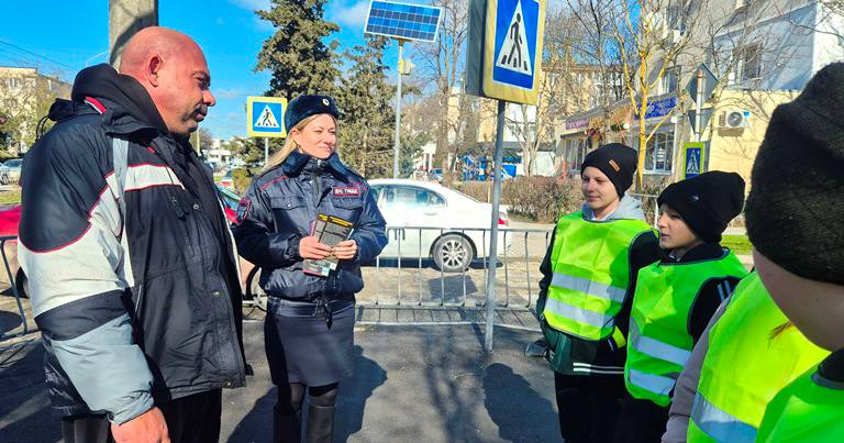 Сотрудники Госавтоинспекции и ЮИДовцы поздравили водителей Евпатории с Днём защитника Отечества