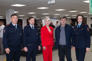 В Крыму сотрудники полиции провели в центрах "Мои Документы" масштабную акцию «Стоп, мошенники!» В Крыму сотрудники полиции провели в центрах "Мои Документы" масштабную акцию «Стоп, мошенники!»
