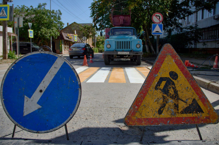 Дорожную разметку около школ и детских садов обновляют в преддверии 1 сентября в Евпатории