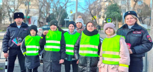 Сотрудники Госавтоинспекции и ЮИДовцы поздравили водителей Евпатории с Днём защитника Отечества