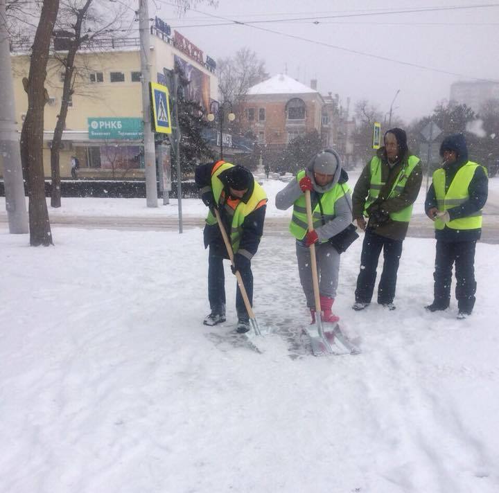 Коммунальщики очищают город от снега