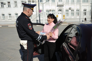 Сотрудники Госавтоинспекции Евпатории поздравили автоледи с Международным женским днем