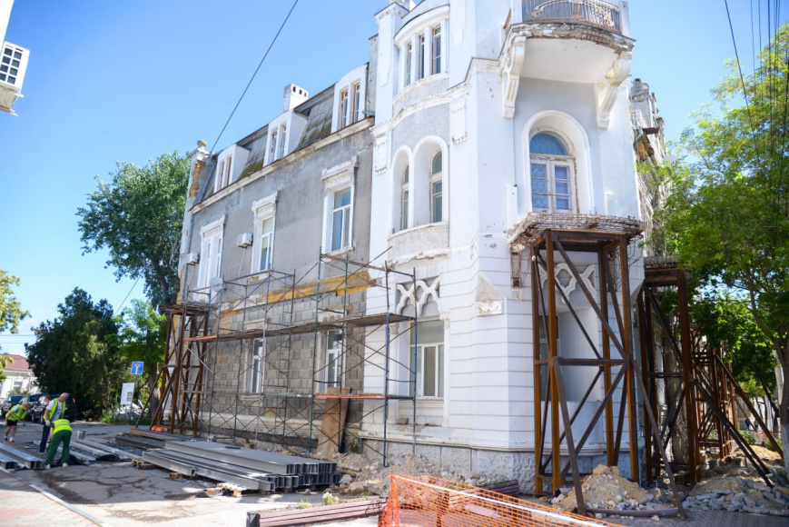 В Евпатории продолжается ремонт старинного дома