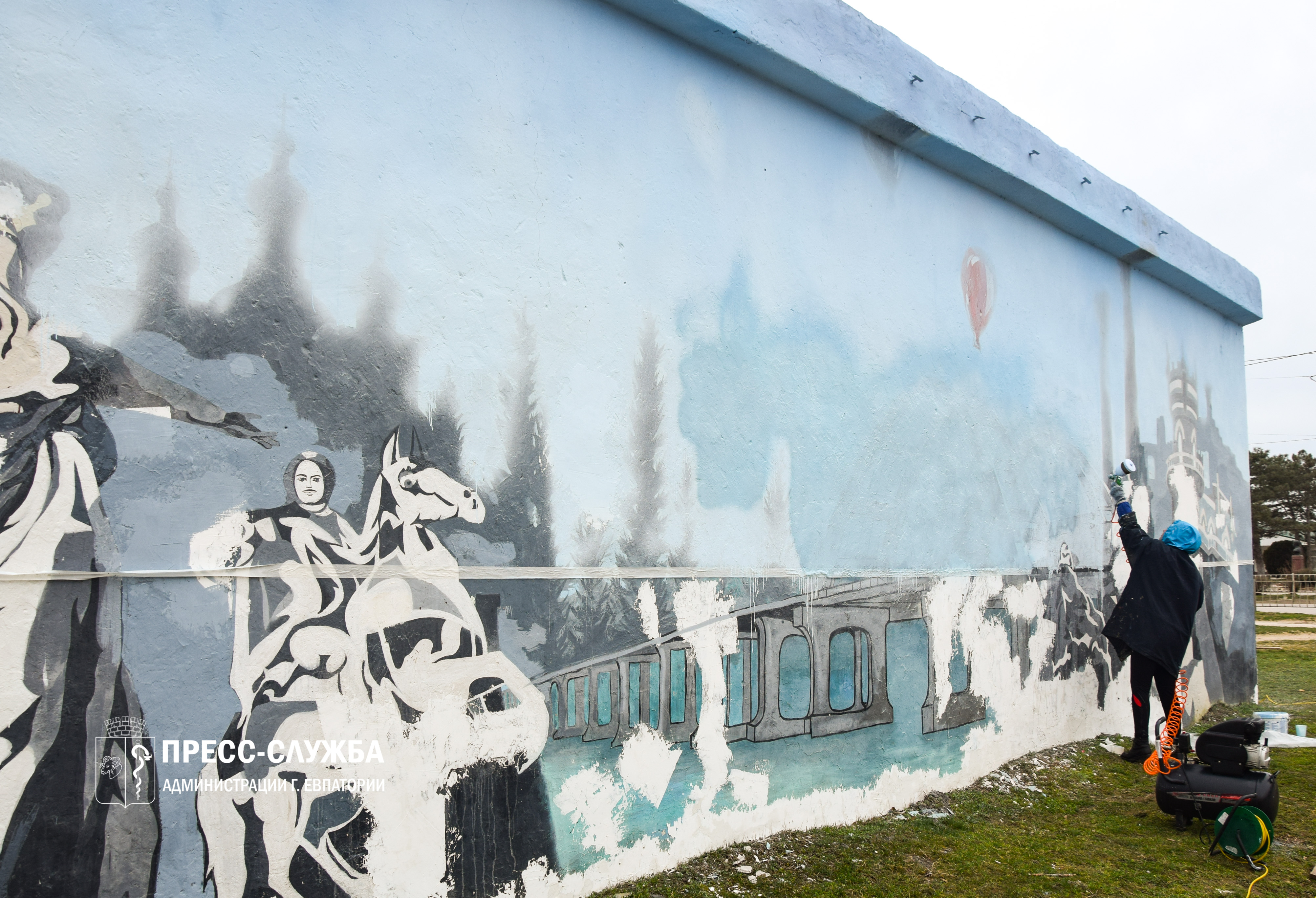 В Евпатории художники обновляют на подстанции граффити, посвященное «Крымской весне»