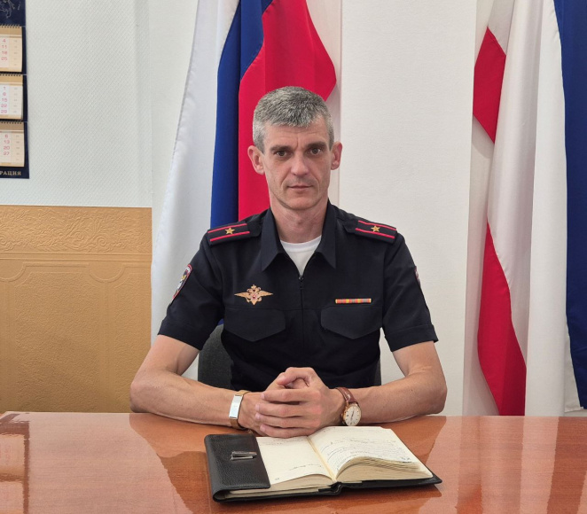 Начальник отдела госавтоинспекции ОМВД России по городу Евпатории Андрей Гребенюк обращается к участникам дорожного движения