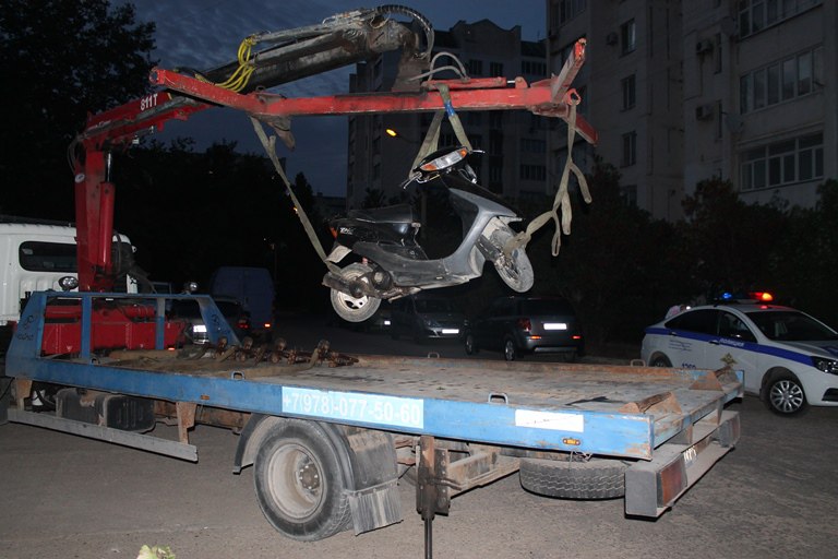 В Евпатории сотрудники полиции по горячим следам разыскали водителя мопеда, скрывшегося с места ДТП