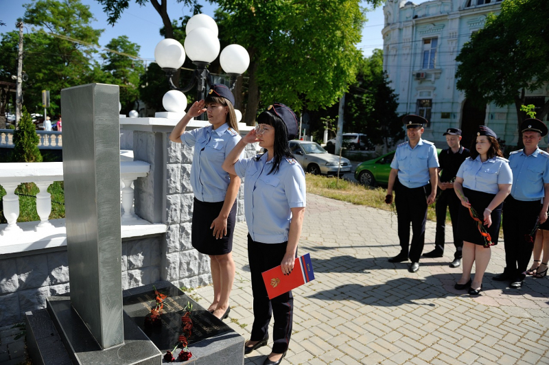 В Евпатории в честь 307-летия образования российской полиции полицейские провели ряд памятных и патриотических мероприятий