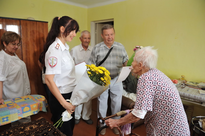 Евпаторийские полицейские поздравили со 102-летием ветерана МВД Анну Малыгину