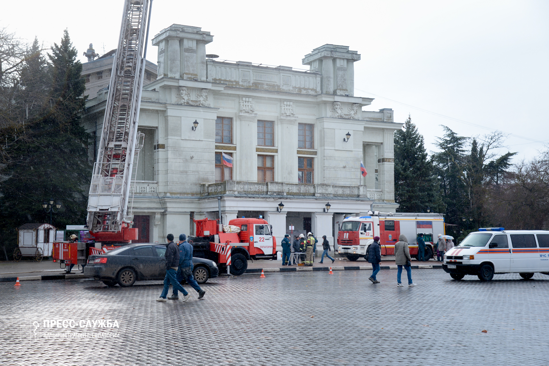 Сотрудники МЧС России провели пожарно-тактические учения в крымском театре