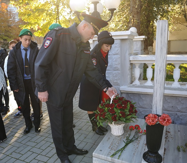 В Евпатории традиционно почтили память сотрудников органов внутренних дел минутой молчания и возложением цветов