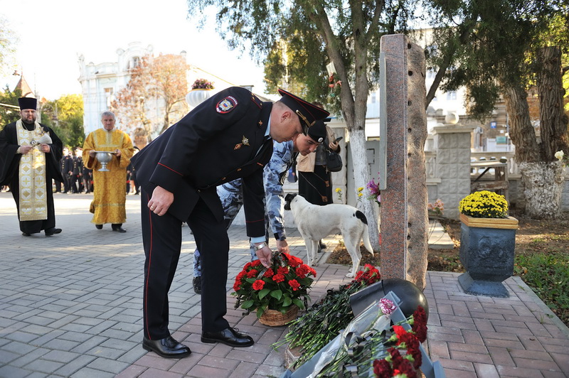 В Евпатории почтили память сотрудников органов внутренних дел минутой молчания и возложением цветов