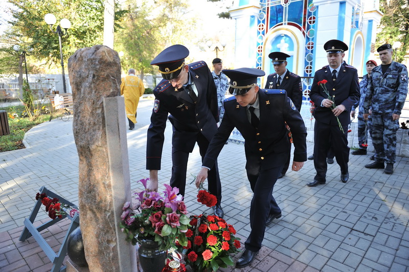 В Евпатории почтили память сотрудников органов внутренних дел минутой молчания и возложением цветов