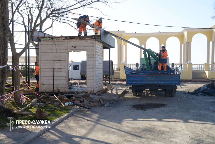 В Евпатории продолжается демонтаж незаконных торговых объектов 