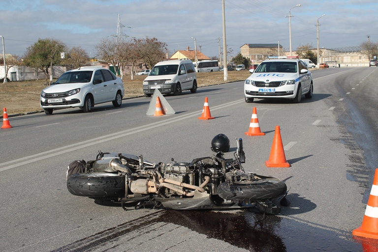 В Евпатории сотрудники полиции устанавливают обстоятельства ДТП, в котором погиб мотоциклист