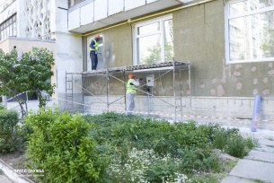 В Евпатории продолжается ремонт двух библиотек В Евпатории продолжается ремонт двух библиотек