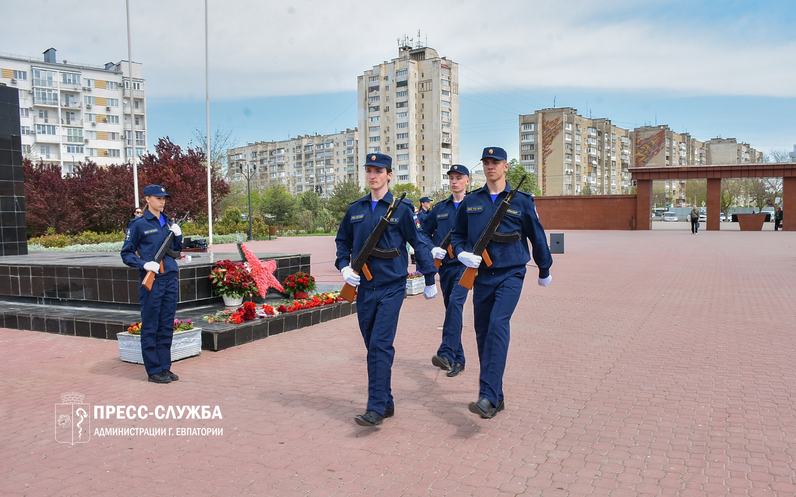 На «Красной горке» школьники вступили в Почетный караул