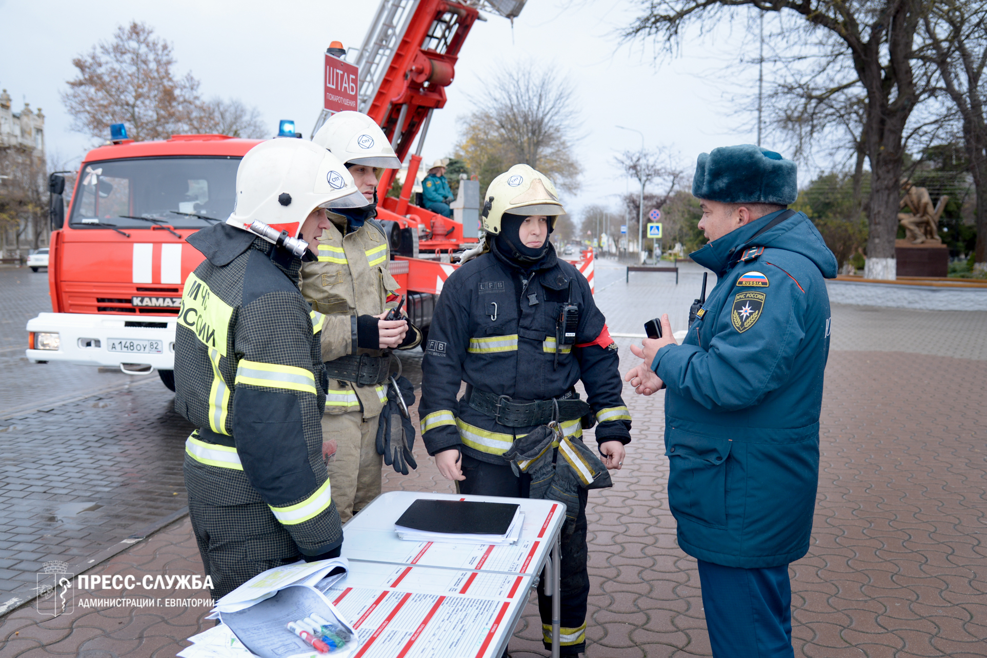 Сотрудники МЧС России провели пожарно-тактические учения в крымском театре