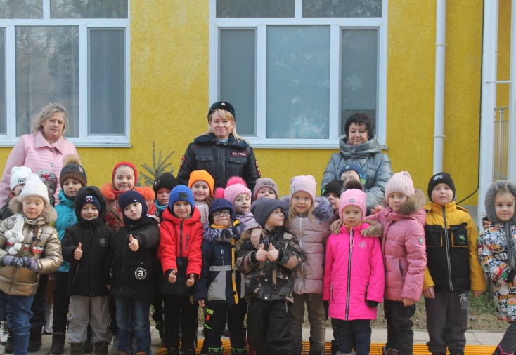 С воспитанниками евпаторийского детского сада полицейские провели занятие в автогородке