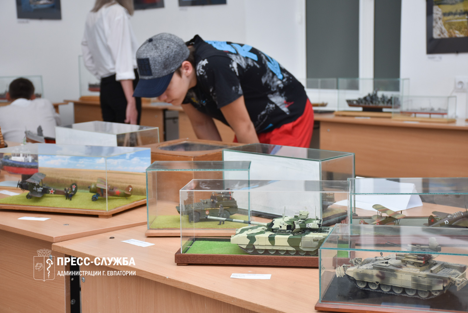 В Евпатории открылась выставка моделей военной техники  