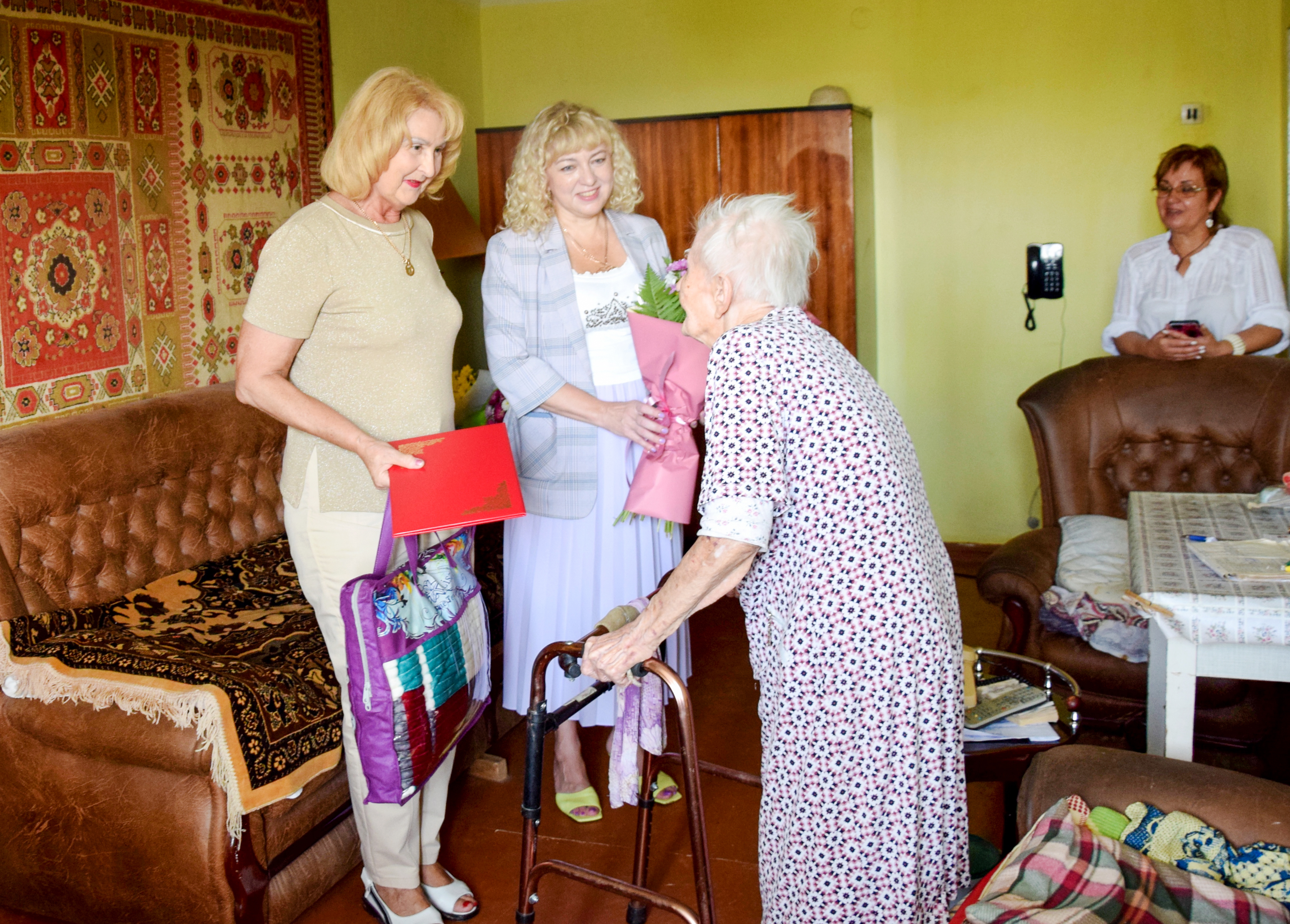 Глава города поздравила евпаторийку-долгожительницу со 102-летием