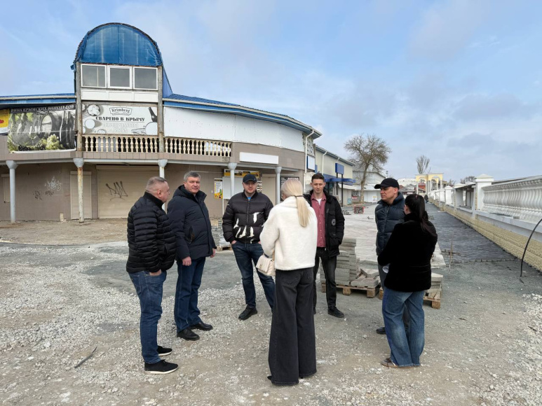 Глава администрации Александр Юрьев проинспектировал ход строительства и ремонта набережных Евпатории