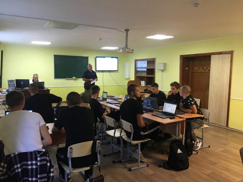 В Евпатории полицейские проводят профагитационную работу в учебных заведениях и транспортных предприятиях города