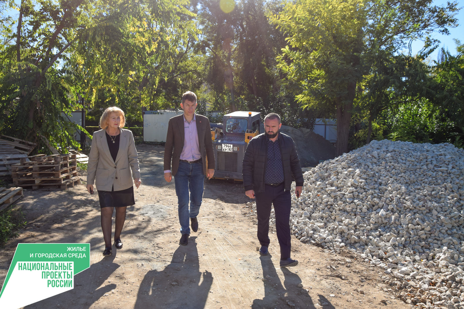 Глава города Евпатории Эммилия Леонова проверяет ход  строительных работ на объектах благоустройства