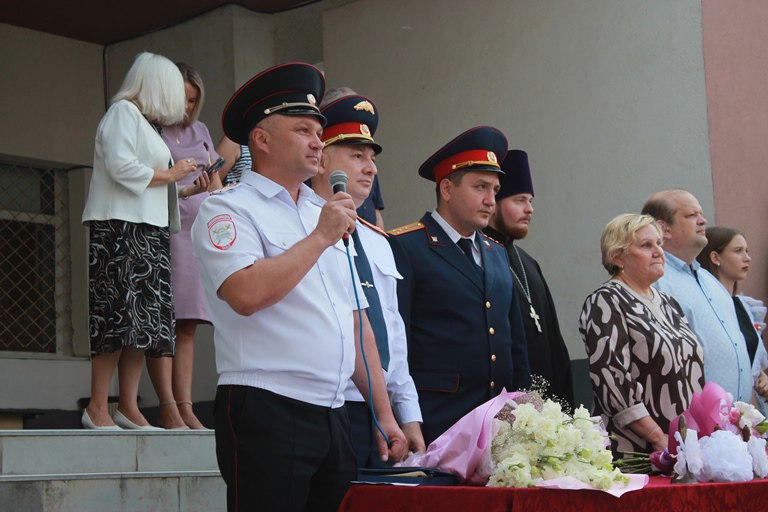 Начальник ОГИБДД Евпатории принял участие в праздничной школьной линейке 