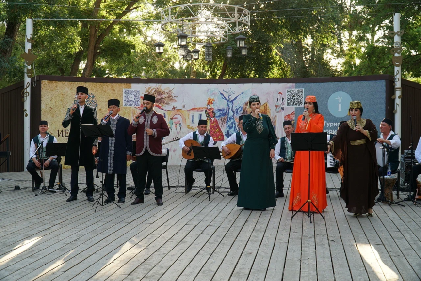 В Евпатории проходит ежегодный фестиваль «Гезлев къапусы»