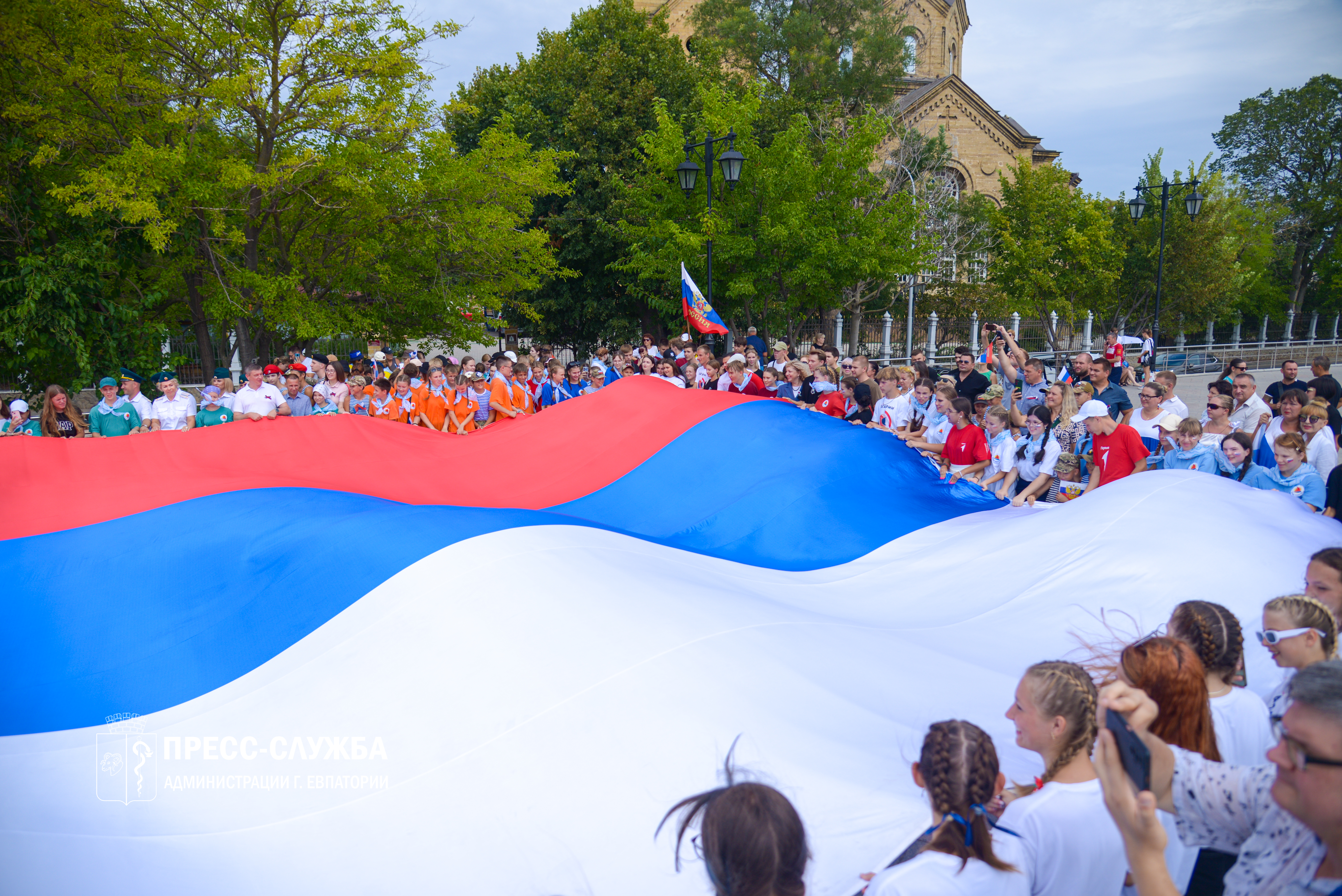 Евпатория отмечает День флага России 