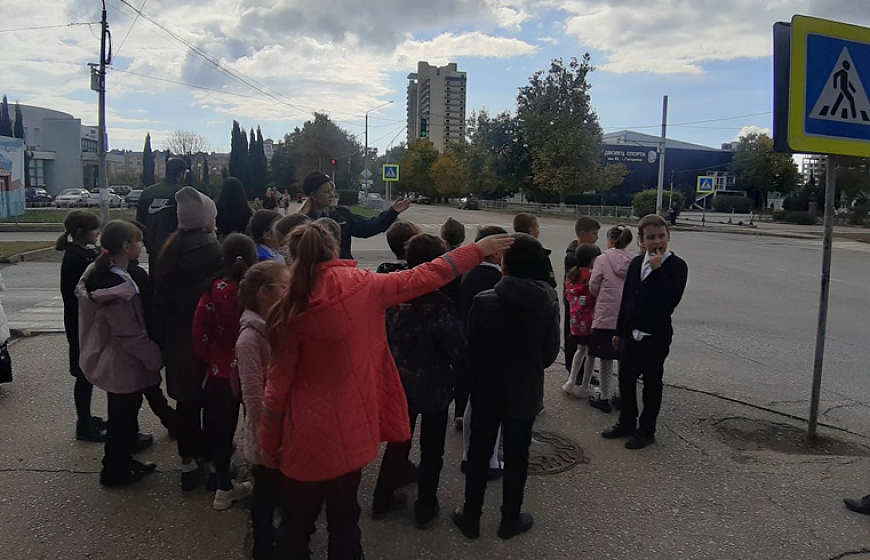 В Евпатории учащиеся школы-интерната приняли участие в акции «Пешеход на переход»
