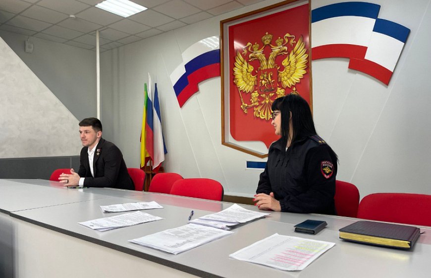 В Евпатории полицейские и кадеты пообщались с Героем России Владимиром Манохиным