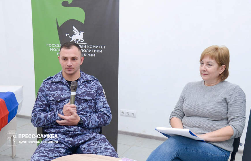 О спецоперации — из первых уст: в Евпатории состоялась встреча участника СВО с молодежью