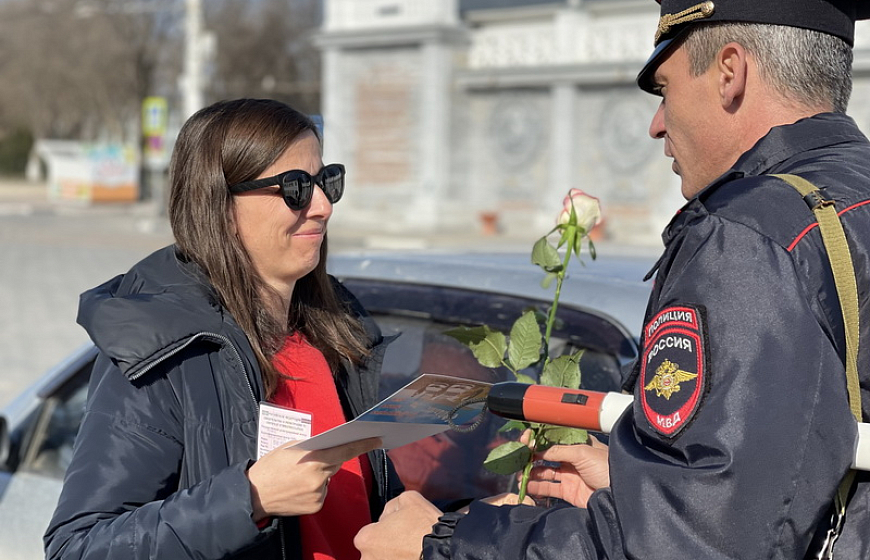  На дорогах г. Евпатории 8 марта работал «цветочный патруль»