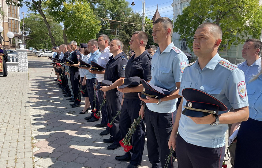 В Евпатории почтили память сотрудников органов внутренних, погибших при исполнении служебного долга