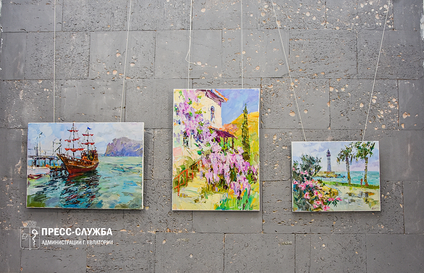 В Крымском ТЮЗе проходит выставка евпаторийских художников