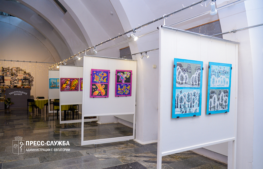 В Евпатории открылась выставка детских рисунков «В гостях у Деда Мороза»