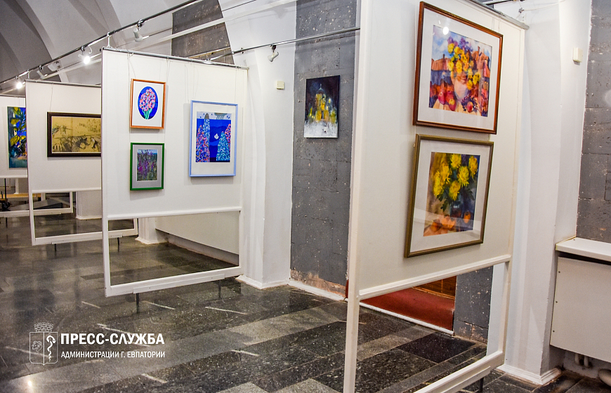 В Крымском ТЮЗе проходит выставка евпаторийских художников