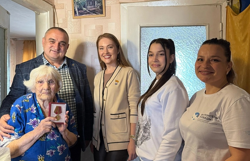 Депутаты Евпаторийского городского совета вручают медали «80 лет Победы в Великой Отечественной войне»  ветеранам и труженикам тыла
