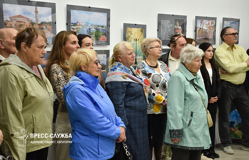 В Доме молодежи открылась фотовыставка, посвященная творчеству поэта Сергея Овчаренко