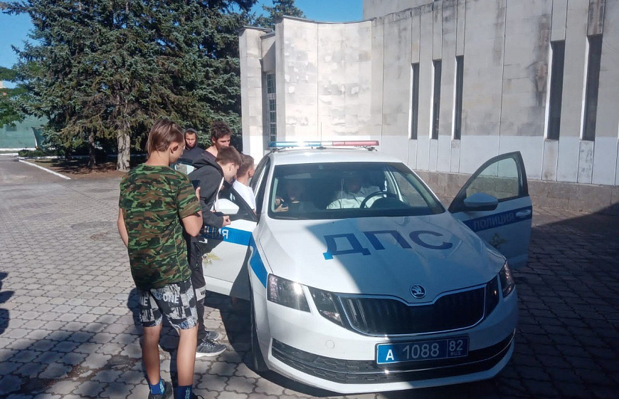 Сотрудники Евпаторийской полиции провели выставку и познавательное практическое занятие для детей.