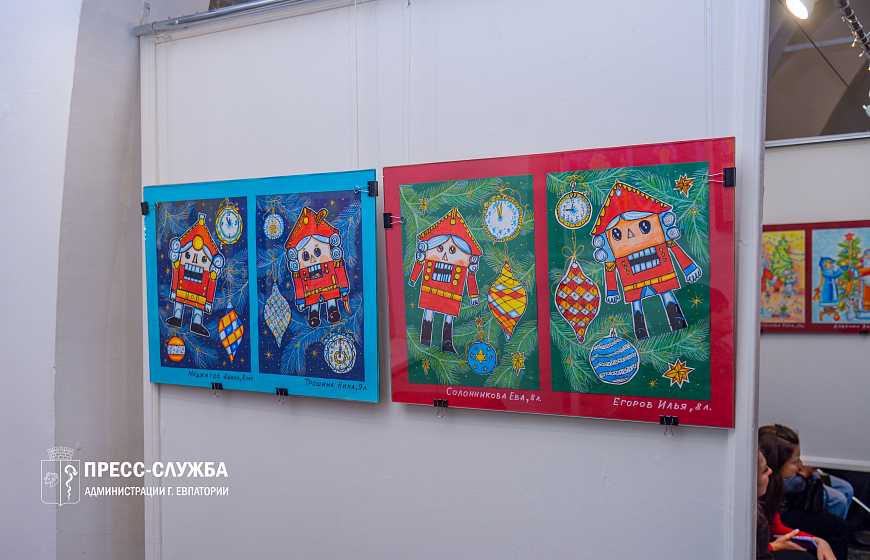 В Евпатории открылась выставка детских рисунков «В гостях у Деда Мороза»