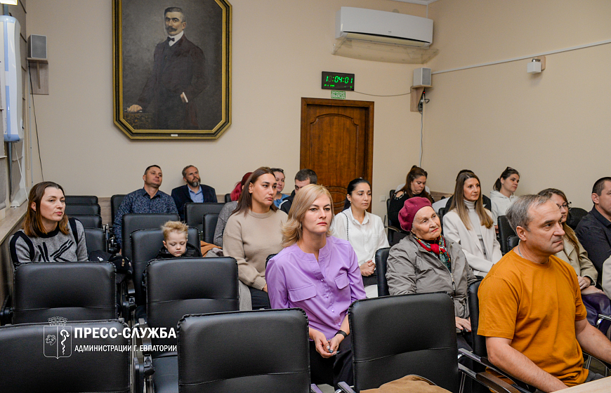 Жители Евпатории получили земельные участки и ключи от квартиры