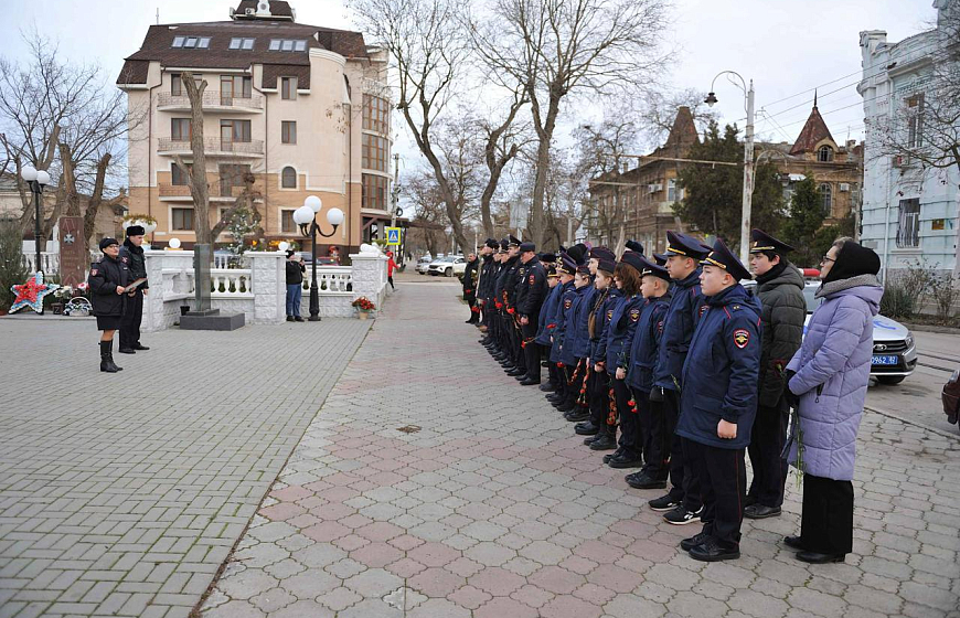 В Евпатории полицейские и кадеты традиционно почтили память погибших при высадке Евпаторийского десанта