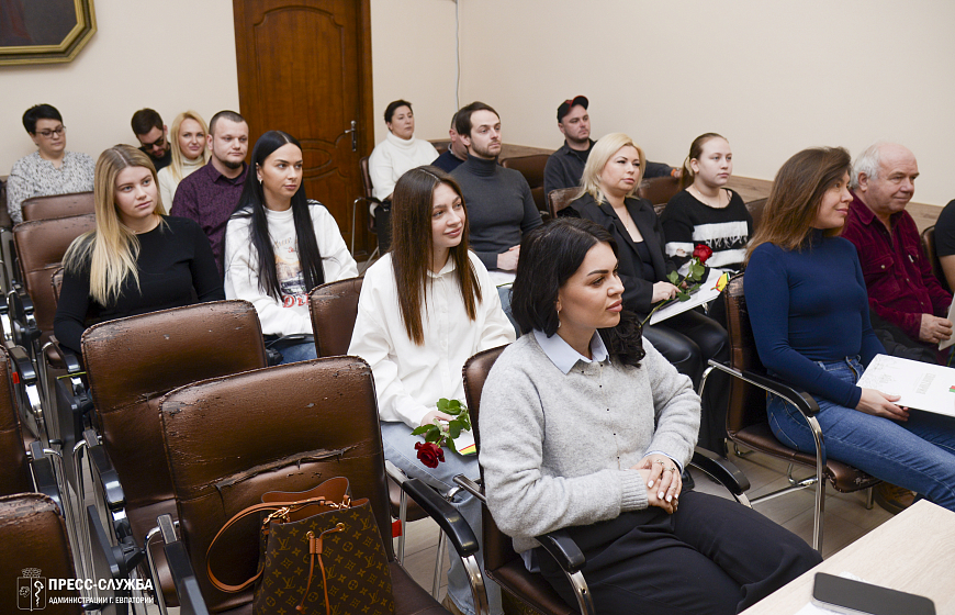 В Евпатории наградили участников конкурса на лучшее новогоднее оформление фасадов и витрин